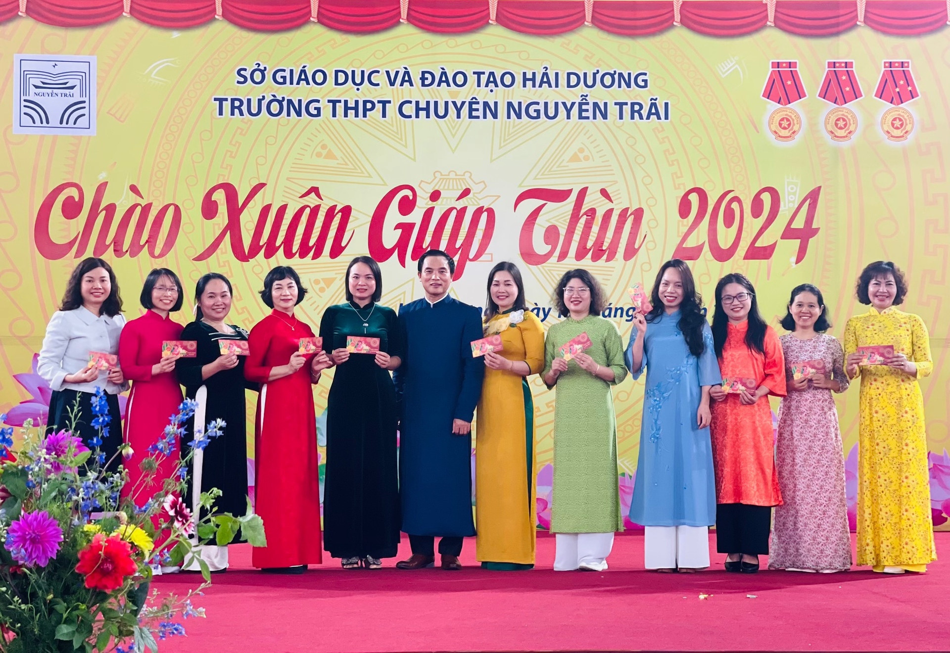 Chuyên Nguyễn Trãi tưng bừng khai xuân, gặp mặt đầu năm.